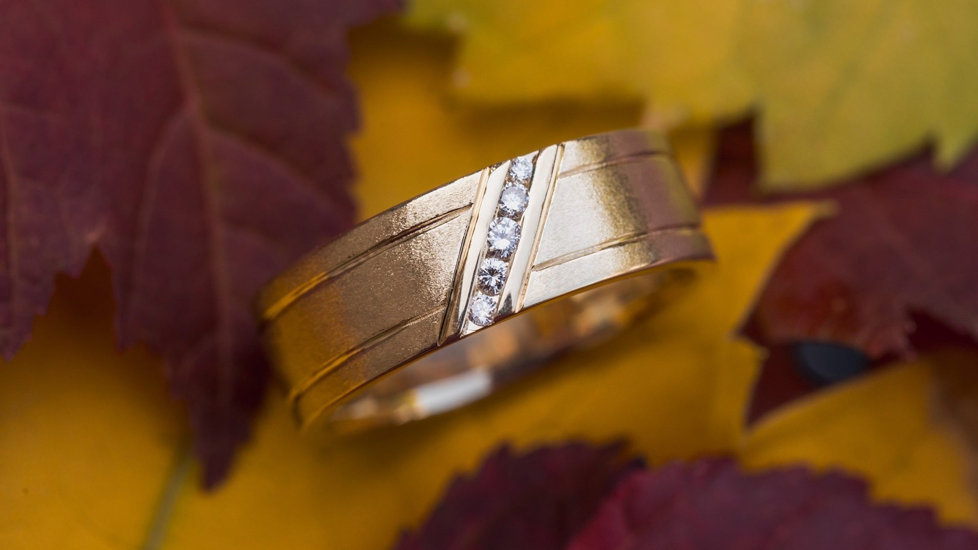 Yellow gold gent's band with five diamonds